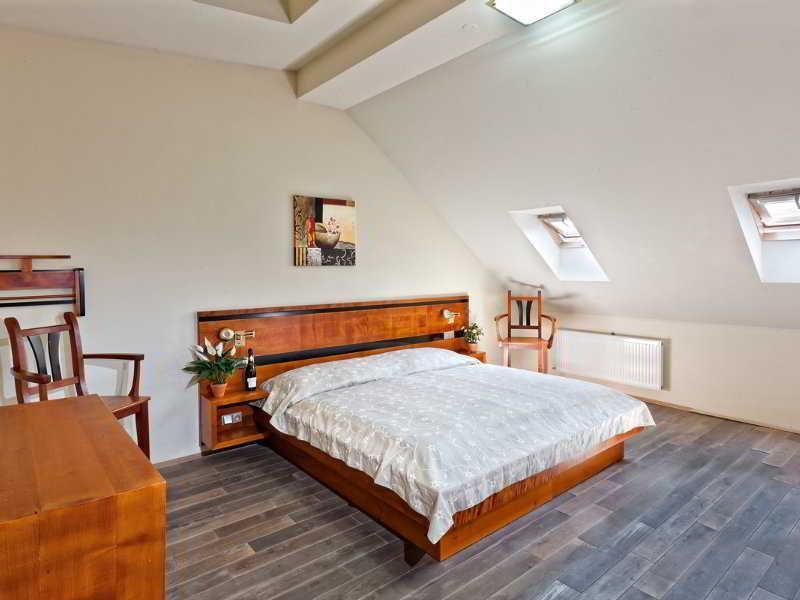 Oasis Aparthotel 4*